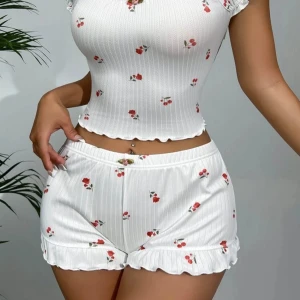 Vita shorts med röda rosor - Säljer söta shorts med små röda rosor och gröna blad på. 💕💕Storlek S