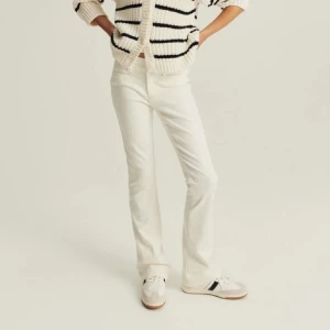 Vita bootcut byxor - Snygga vita bootcut byxor med låg midja. Perfekta för en trendig look, dessa byxor har en klassisk dragkedja och knapp framtill. Dessa är från barnavledningen men jag själv är en S/XS person så skulle mer säga att de är storlek S