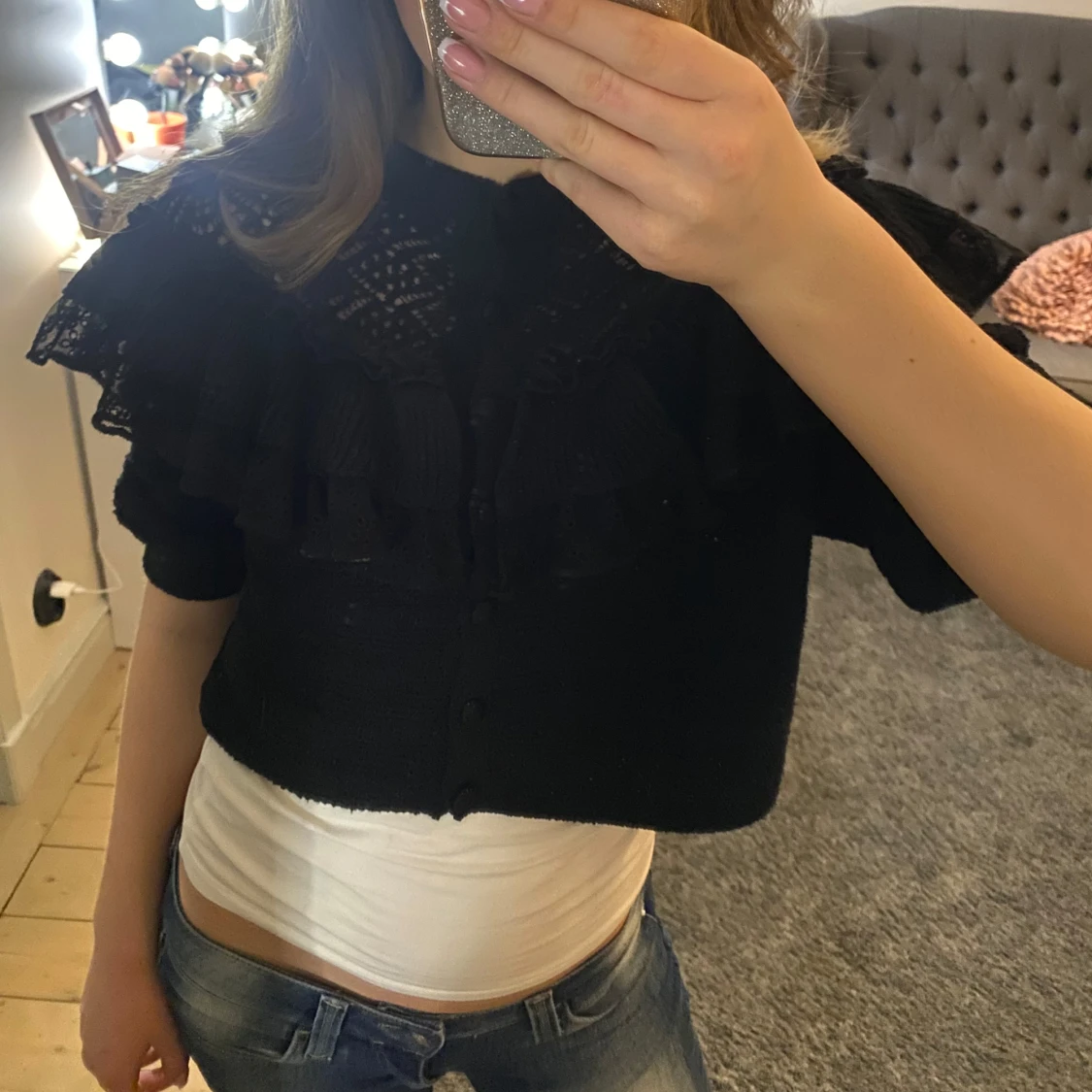 Svart kortärmad kofta med volang - 1