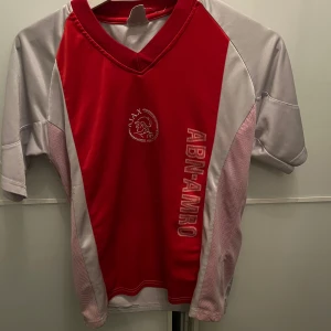 Zlatan Ajax T-shirt - Säljer en retro Ajax hemmatröja med Zlatan på ryggen. Sällsynt och säljs inte längre. Skick 8/10. Strl xs