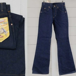 Mörkblå vintage deadstock bootcut jeans från Lee - 1970s LEE Deadstock Boot Leg Made in USA Dark Blue Denim Ranch Jeans 26 x 30. Säljer ett par klassiska mörkblå bootcut jeans från Lee. Aldrig använda helt nya med prislapp. Köpta för ca 2200kr. Jag är 163 och längden är perfekt på mig, skulle säga att längden är bra för 160-165.