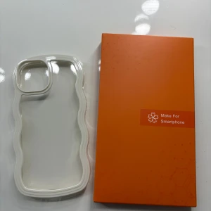 Wawy skal + 2pack skärmskydd - Snyggt och stilrent transparent mobilskal med en  vågig kantdesign. Perfekt för att skydda din smartphone samtidigt som du behåller dess eleganta utseende. Liknar holdit. Skärmskydden är transparenta. Helt nytt då jag råka beställa fel modell🥰