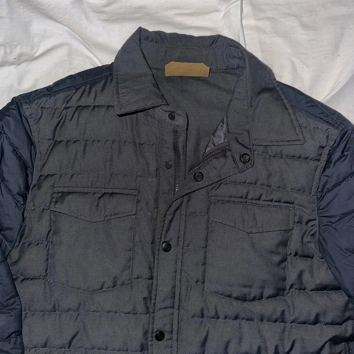 Grå quiltad jacka med svarta ärmar - 1