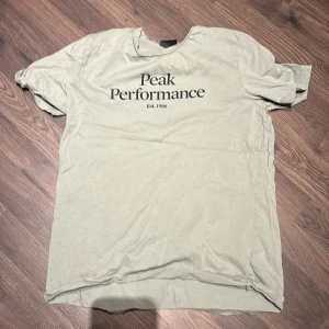 Grön t-shirt från Peak Performance - Mycket bra skick storlek 170