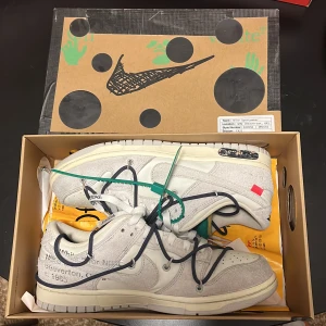 Nike dunk low x OFF White lot 20  - Använda en del men väl omhändertagna så bra skick. Finns box o den gröna grejen från stock X.   Samma ligger uppe för 6laxingar på stock X. Så en gåva detta ju😎 men pris kan diskuteras 