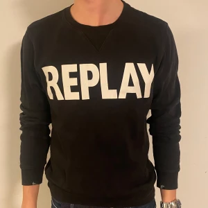 Replay tröja - Replay tröja | Modellen är 188 och väger 84kg och bär vanligtvis storlek M | Storlek L | Material Premium cotton | Hör av dig vid frågor!