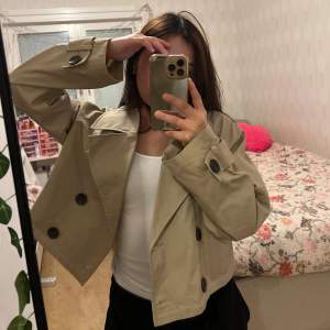 Funderar på att sälja min snygga korta trenchcoat som var mycket trendig förra höst/vår.   I nyskick , köptes för 559 från Zara☺️
