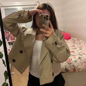 Kort trenchcoat  - Funderar på att sälja min snygga korta trenchcoat som var mycket trendig förra höst/vår.   I nyskick , köptes för 559 från Zara☺️