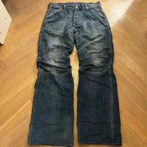 G-Star jeans - Sjukt feta g-star byxor. Bagy i modellen med låg midja och vida i benen. Ljus wash. Mycket bra skick! Pris kan diskuteras. Midja: 40.5 cm  innerbenslängs: 80cm bredd nere vid foten: 24cm