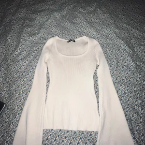 Vit ribbad tröja från SHEIN - Säljer en stilren vit ribbad tröja från SHEIN. Tröjan har långa ärmar och en rund halsringning, perfekt för en enkel och snygg look. Passar bra till både jeans och kjol. Perfekt för kyligare dagar!