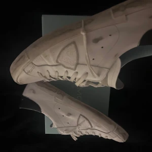 Philippe Model prsx  - Feta phillpe models som har ett NP på 3900:- kr men jag säljer dom för 1100:- kr Köpta i mars förra året, använt ute 6-7 gånger tyckte redan när jag köpte dom att dom var för små men behöll dom ändå. Kan sjunka lite i pris vid direkt köp!! Box ingår så klart.