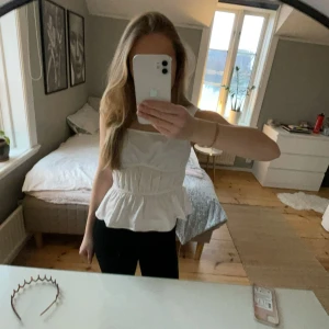 Vit blus/ tröja från &Other stories - Supersöt blus som sitter snyggt med rosetter på sidorna. Skriv för fler bilder och info💗