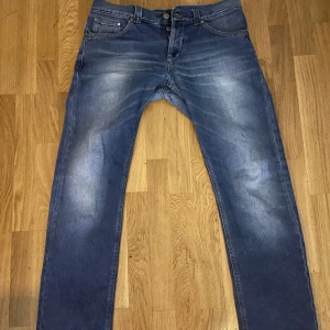 Dondup  - Säljer ett par dondup music jeans i storlek 35 sitter mindre och passar 32-33 typ. Hör av dig vid intresse eller frågor// .