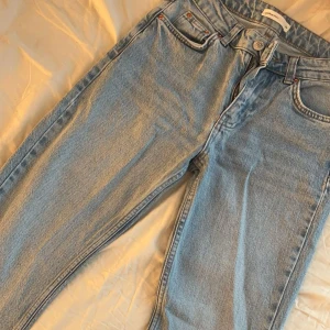 Ljusblå jeans från Gina tricot - Säljer ett par ljusblå jeans från Gina. De är mid Waits och boot cut🩷