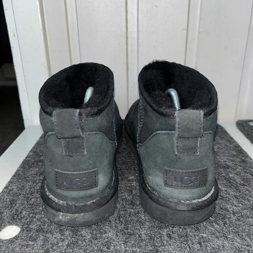 Ett par sjukt sköna uggs i storlek 44 men passar även 43. Jag har ej använd dessa som vardagliga skor, utan enbart ett par gånger så skorna är inte så använda. Kom men frågor och funderingar. Kengät.