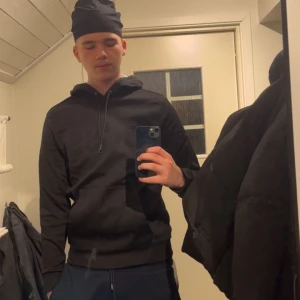 Svart Boss Hoodie - Skön hoodie som passar M och S