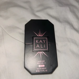 Kayali Oudgasm Eau de Parfum - Kayali Oudgasm, Rose Oud. I princip helt oanvänd. Använt 10 sprut ish. Säljer då doften.  50 ml. Nypris 1300-1400