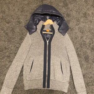 Hugo boss cardigan - Cardigan från Hugo boss, perfekt till höst vår vinter, skick 10/10. Storlek mellan S åå M. Tveka inte på att höra av er. 