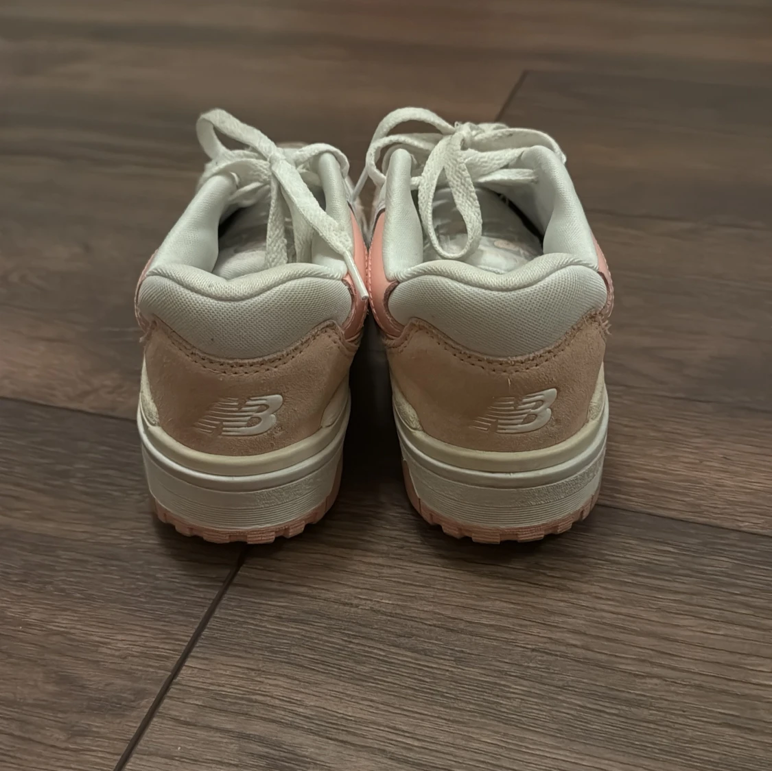 Vita och rosa sneakers från New Balance - 91