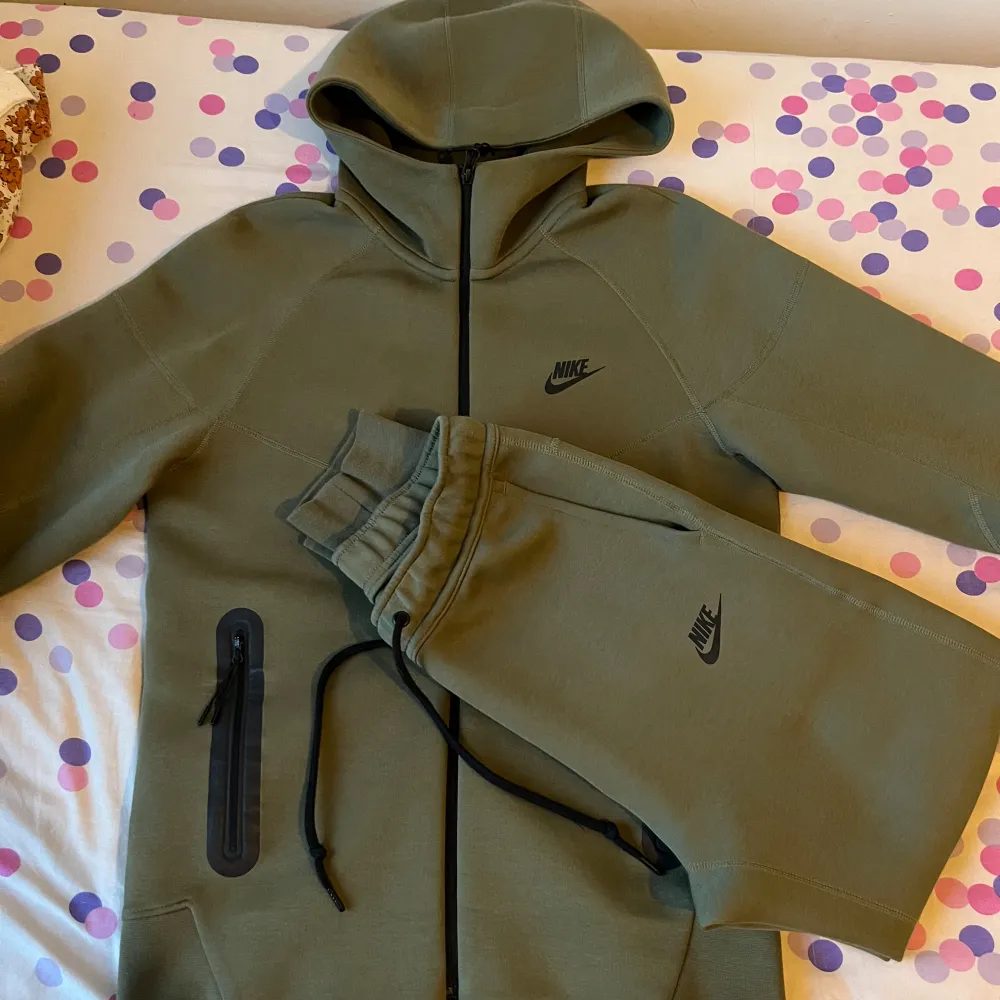 Hej nu säljer jag min nike tech tracksuit som är helt ny för bara 1200kr skick är 10/10 inget fel med den inget hål eller något . Hoodies.