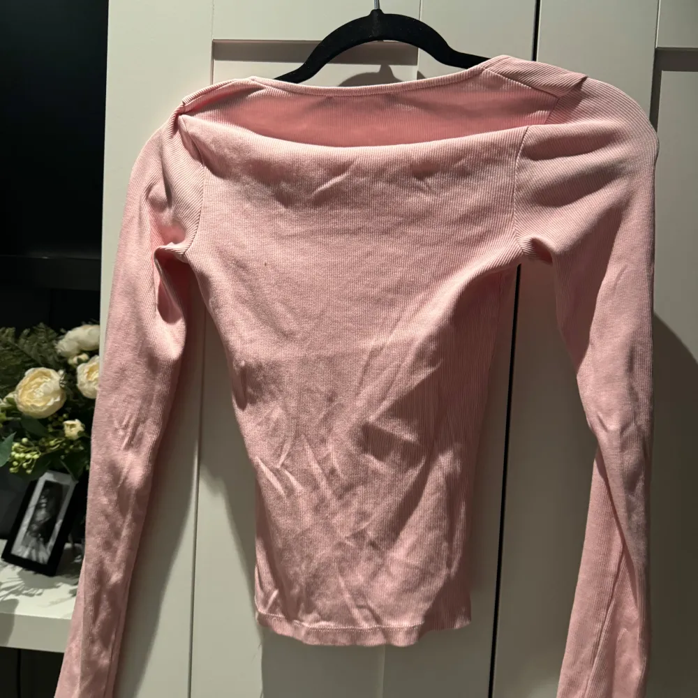 Säljer en söt rosa ribbad topp med långa ärmar. Perfekt för både vardag och fest. Toppen har en enkel och stilren design som gör den lätt att matcha med olika outfits.. Toppar.