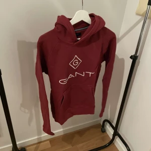 Vinröd hoodie från GANT - Säljer en snygg vinröd hoodie från GANT i mycket bra skik 