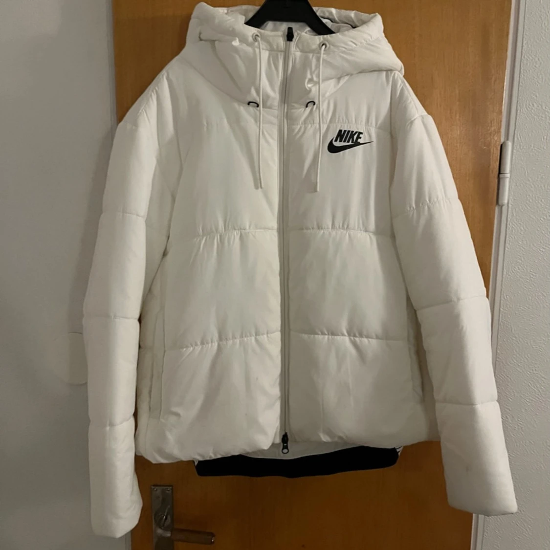 Vit pufferjacka från Nike - 90