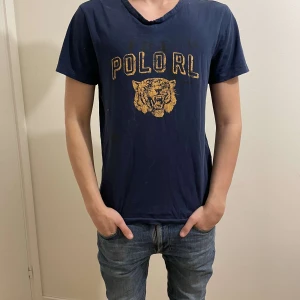  Polo RL t-shirt - Snygg t-shirt från Ralph Laurent i stl s med nice tryck. Bara skriva om ni har några funderingar.