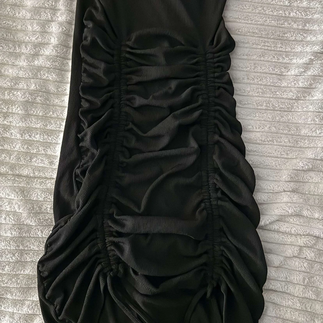 Svart klänning med rynkdetaljer - 91