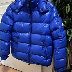 Moncler maya BLÅ (INTRESSEKOLL) - Intressekoll på min unika moncler maya i stl 3!          Väldigt bra cond på jackan, skulle säga 9/10. Självfallet äkta. 2022 modell, denna färg säljs inte längre.