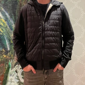 Parajumpers fleece - Hej. Säljer min stilrena svarta fleece från Parajumpers, då den inte kommer till användning längre🍾 Perfekt för hösten och våren🍁🍃 Fortfarande i bra skick🏎️ Pris går att diskutera💳