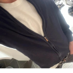 Marinblå zip tröja  - Hej, säljer nu en fett tröja som inte kommer numera till användning, perfekt till vinter och till våren, dragkedjan är trasig men de är lätta att fixa💯