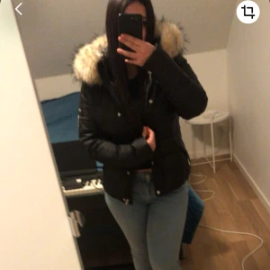  Rock and blue jacka - Säljer en fin Rock and blue jacka som är lika bra skick som när jag köpte den, ingen fel eller problem med den. Perfekt för kalla dagar! Säljer den eftersom att den inte kommer till användning skriv för mer bilder och har bara använts förra vintern.