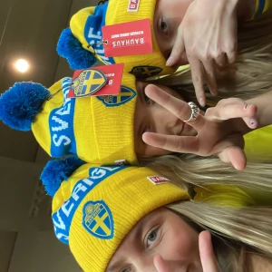 Gul och blå mössa med tofs - Snygg Sverige mössa helt i nyskick💕💕