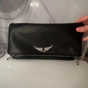 Snygg väska med mycket utrymme  - Säljer en fin väska som är helt ny & inga tecken på användning 🌸 Dm för mer information 