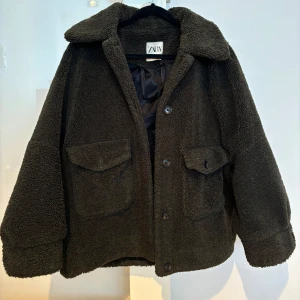 Olivgrön teddyjacka från Zara - Snygg olivgrön teddyjacka från Zara i storlek xs! Bra skick, passar mig som är xs/s. 