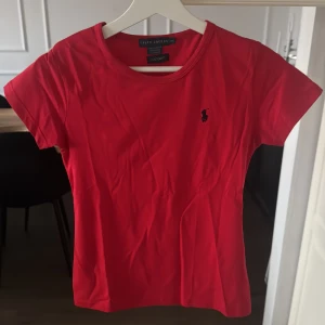Röd t-shirt från Ralph Lauren - Säljer en  röd t-shirt från Ralph Lauren 