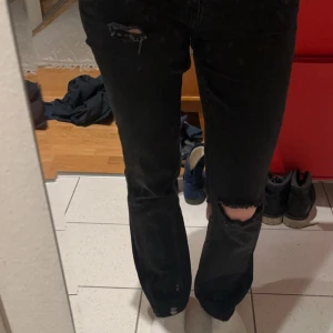 Svarta supersnygga low-boot jeans - Jättefina svarta low waist bootcut jeans med slitningar, de är i bra skick och inga defekter. Strl 36 men passar även 34! De är omsydda till mer lowwaist och omsydda till bootcut. Skriv om ni har frågor💕💕💕 