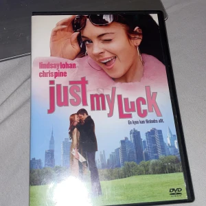 Just My Luck - Säljer DVD:n 'Just My Luck' med Lindsay Lohan. En romantisk komedi om en tjej med all tur i världen som möter en kille med otur, och en kyss förändrar allt. Perfekt för en filmkväll med vänner! Inkluderar extramaterial som borttagna scener och bakom kulisserna.