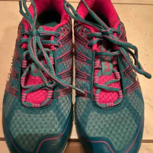 Salming skor - Salming skor från Salming, Aldrig använda, rekommenderas verkligen för dig som vill ha ett par skor med bra kvalité & Storlek 38 2/3