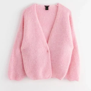 Rosa kofta Lindex  - Stickad rosa kofta från Lindex. Använd men i bra skick.  (Skriv för bild) storlek M/L💗!koftan är rosa inte ljusrosa! 💛Nypris 400💛