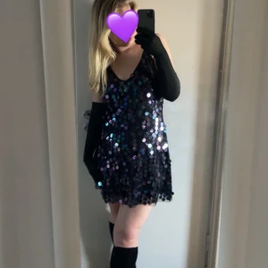 Svart paljettklänning - Snygg lila-aktig klänning täckt med större glittriga paljetter som reflekterar ljuset i olika färger. Perfekt för festliga tillfällen eller kanske nyår? Bar den på Taylor Swift’s Eras tour, men fortfarande i bra skick!! 💜