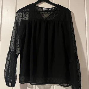 Blus från vila - Blus från Vila, med mesh armar, ger en fin och luftig form, passar perfekt till vardag och fester! 