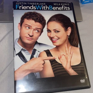 Friends With Benefits DVD-film med Justin Timberlake och Mila Kunis - Säljer en DVD av filmen 'Friends With Benefits' med Justin Timberlake och Mila Kunis. Filmen handlar om två vänner som försöker hålla en relation utan känslor, men inser snart att det inte är så enkelt. Inkluderar bonusmaterial som borttagna scener och misslyckade tagningar. Perfekt för en filmkväll med komedi och romantik! 🎬