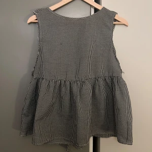 Söt topp - Söt topp i storlek 40 med rosett i bak. Från shein men köpt på plick för ett tag sen. Armarna är sydda lite längre ner då dem satt tajt vid armhålan. I bra skick.