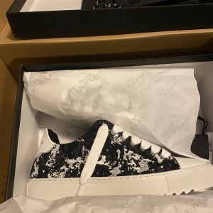 Numeris Skor - Sprillans nya skor från Numeris, har aldrig använts eller blivit testade. Säljer dom eftersom det tog 3 månader för dom att skicka mig skorna och kom i fel storlek när jag fick dom. Kommer med extra laces och alla andra tillbehör som man får med. Nypris:2500 Pris kan diskuteras vid snabb affär 💯‼️