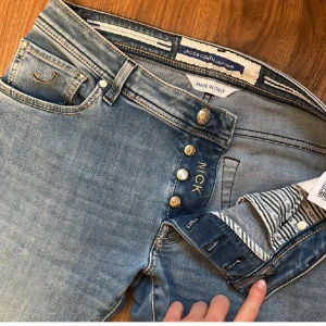 Blå jeans från Jacob Cohen - Snygga blå jeans från Jacob Cohen med knappgylf och klassisk femficksdesign. Tillverkade i Italien med högkvalitativt denim. Perfekta för en stilren look.