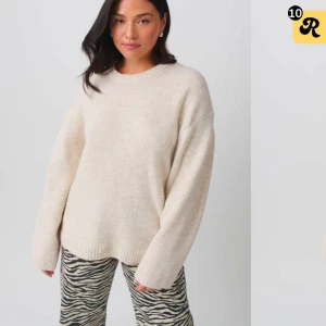 Beige stickad tröja - Mysig beige stickad tröja med långa ärmar och vida armar. Perfekt för kyligare dagar med en avslappnad passform. Mycket bra skick!