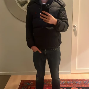 Polo Ralph Lauren jacka - Jag säljer en marin blå Polo jacka som har blivit för liten och som är använd ett par gånger. Skicket är mkt bra och den är i storlek 152/164.