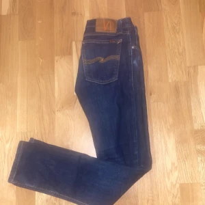Nudie jeans W29 - Säljer dessa nudie jeans eftersom att dom är för små för mig väldigt bra skick och storlek W29 L32/ tight long John Hör av er vid intresse 